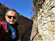 20 'Salita dello Scorlazzino', acciottolata,  in decisa salita tra muri a secco